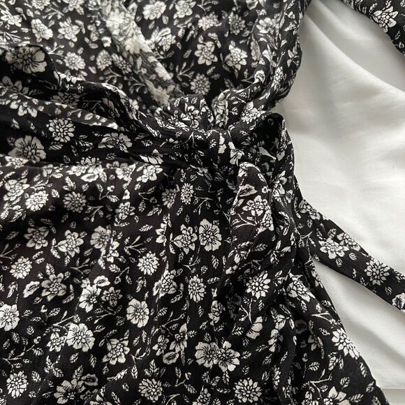 Offer a Price Francesca’s Bette Floral Wrap Blouse Size XXS - Picture 3 of 8